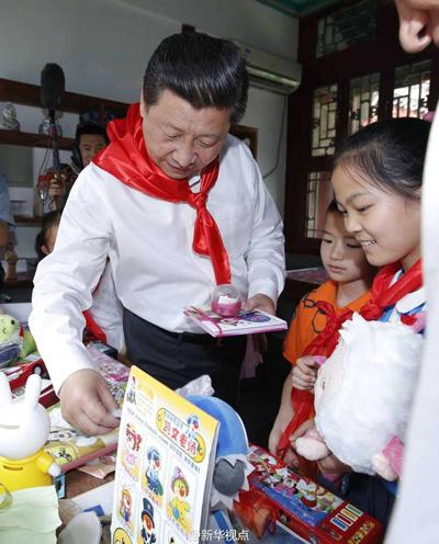 习近平看望少年儿童：精忠报国是一生的目标