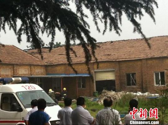 江苏徐州青山泉镇一彩钢瓦厂发生爆炸 2人受伤