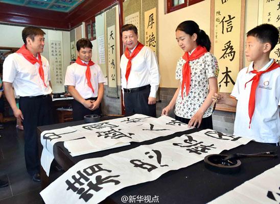 习近平看望少年儿童：精忠报国是一生的目标