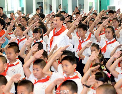 习近平看望少年儿童：精忠报国是一生的目标