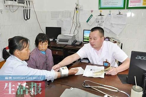 邕宁“卫生院院长”13年进村看病 垫钱为病人做手术