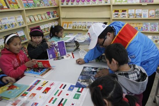 新疆阿合奇县办“海豚公益图书室”方便学生阅读