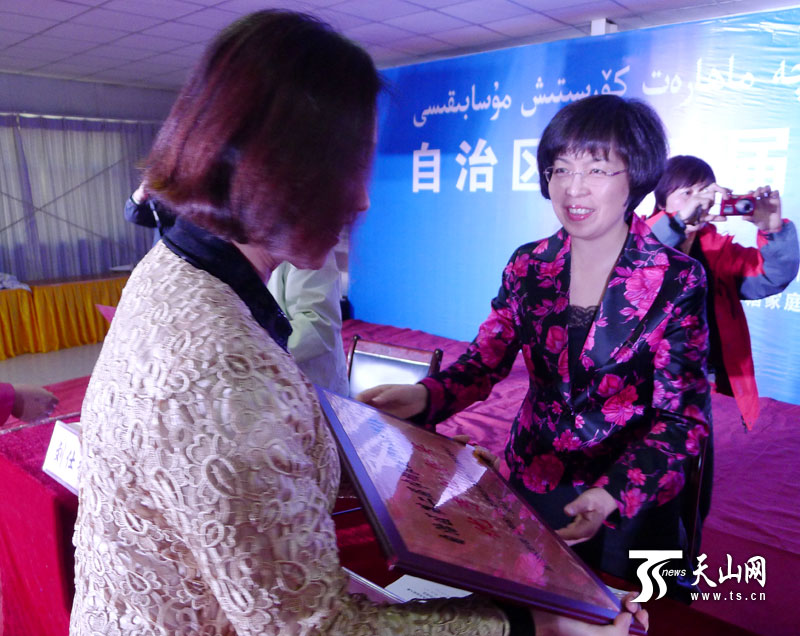 新疆家政服务员个个好身手 前景光明市场需求大