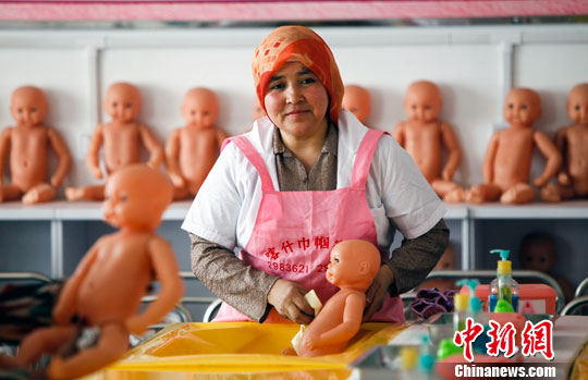 新疆妇女拓宽就业路：从“家庭妇女”到“家政学员”