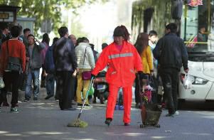 西安现时髦保洁员：化妆穿高跟鞋 边听歌边扫地