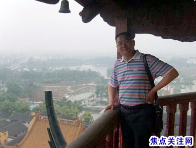 焦点关注网管委会主任白万省与好友同行游镇江金山寺