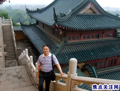 焦点关注网管委会主任白万省与好友同行游镇江金山寺