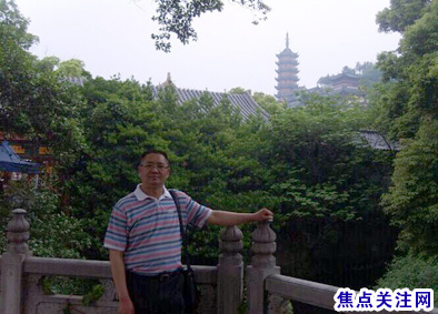 焦点关注网管委会主任白万省与好友同行游镇江金山寺