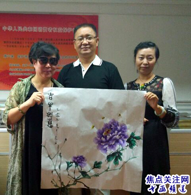 朱丽国画艺术-焦点关注网（www.315-jdgz.com)书画频道举办纪念世界反法西斯战争胜利暨中国人民抗日战争胜利70周年：将军、部长、优秀书法家、著名画家才艺笔会连续播报展活动