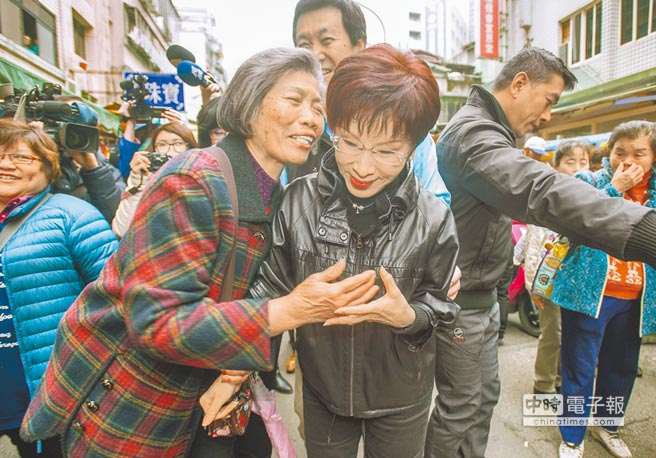 洪秀柱为朱立伦站台催票:这票不投 我心淌血(图)