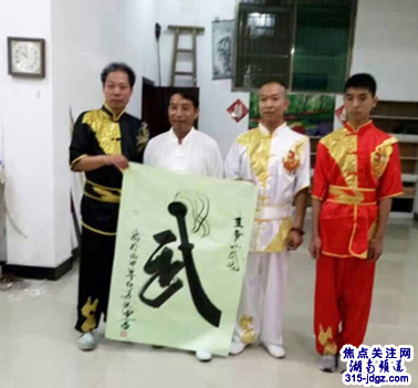 李洪中书法艺术-焦点关注网(www.315-jdgz.com)湖南频道书画名家栏目举办“一带一路”瑰宝中华:将军、部长、书法家、画家才艺笔会连续播报展活动