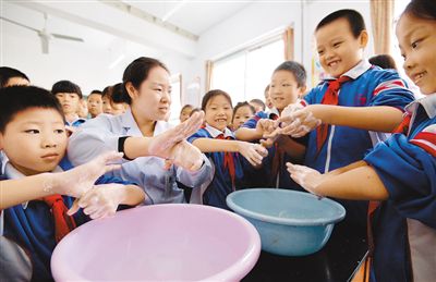 全球洗手日:邯郸医护人员教导学生正确洗手方法