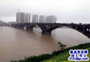 湖南省委常委胡衡华、娄底市委书记李荐国、副厅长陈绍金在新化县检查指导防汛抗灾工作