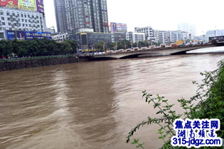 湖南省委常委胡衡华、娄底市委书记李荐国、副厅长陈绍金在新化县检查指导防汛抗灾工作