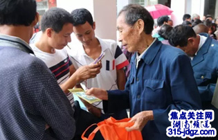 精准扶贫送健康 济危帮困暖人心—邵阳市食品药品监督管理局局长贺利平带领局扶贫工作组送医送药到贫困家庭