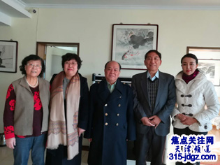 焦点关注网（www.315-jdgz.com）天津频道管委会制片人/主编兼主持人邹露与焦点关注网天津频道管委会顾问著名书法家屈子森一同拜会中国文联会李会长和卢秘书长、全国著名教育家徐莉教授
