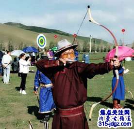 焦点关注网(www.315-jdgz.com)内蒙古频道管委会兴安盟文化艺术交流中心主任姜文库应邀参加蒙古族传统弓射箭大奖赛