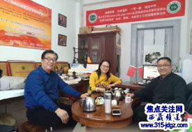 焦点关注网（www.315-jdgz.com）管委会主任白万省在办公室接待优秀企业家