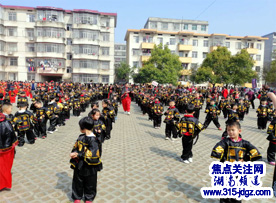 穿越历史 梦回三国——小天使幼儿园举办的大型亲子活动在邵阳县五峰铺镇完小举行召开