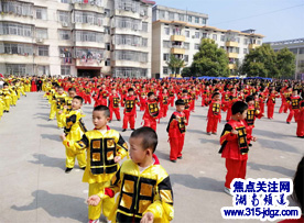 穿越历史 梦回三国——小天使幼儿园举办的大型亲子活动在邵阳县五峰铺镇完小举行召开