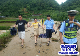 湖南绥宁交警奋战抗洪一线   确保道路安全畅通