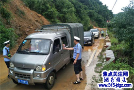 湖南绥宁交警奋战抗洪一线   确保道路安全畅通