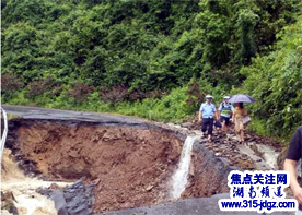 湖南绥宁交警奋战抗洪一线   确保道路安全畅通