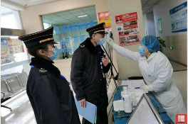 四川绵阳:疫情防控一线医护人员坚守岗位