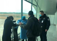 一家三口齐上阵,父子儿媳两代人