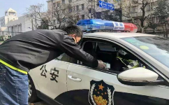 上海徐汇:店员敲车窗送民警一大盒口罩,俯身的样子真美!