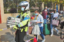 云南：万余警力热心为首批复学学生护航