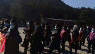 吉林省安图县瓮声街道老年协会开展“老年人健步走大联动”活动