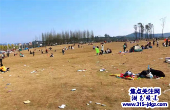 湖南怀化辰溪义工春节开展拾捡垃圾志愿服务活动