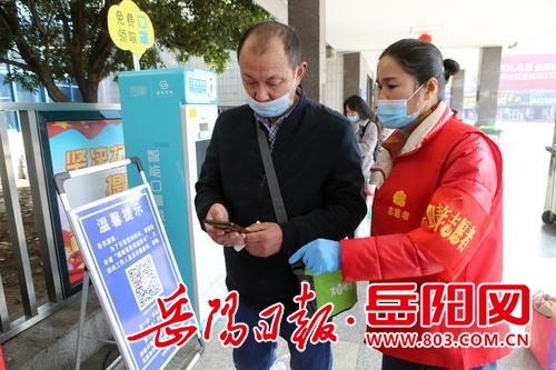 岳阳：志愿者春节不打烊 温暖旅客回家路