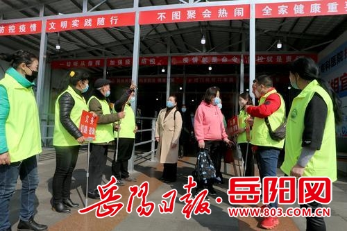 岳阳：志愿者春节不打烊 温暖旅客回家路