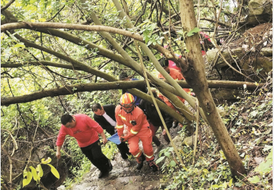 黄石86岁太婆上山挖笋失联 警民搜寻十余小时成功救援