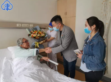 天津师范大学师生看望“天津楷模”王辅成
