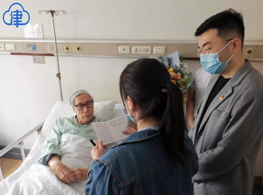 天津师范大学师生看望“天津楷模”王辅成