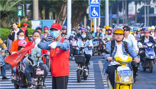 志愿服务满椰城 文明之花遍地开
