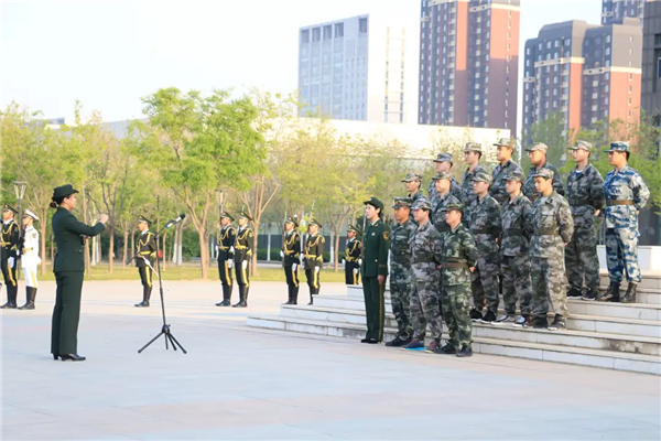 天津城建大学举行“红色百年中国梦·迷彩城大亮青春”升旗仪式