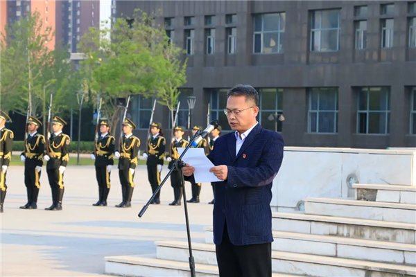 天津城建大学举行“红色百年中国梦·迷彩城大亮青春”升旗仪式