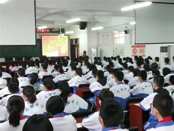 天津东丽中学迎来了“雷锋精神宣讲团”