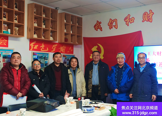金牛辞岁高歌去 瑞虎迎春喜气来