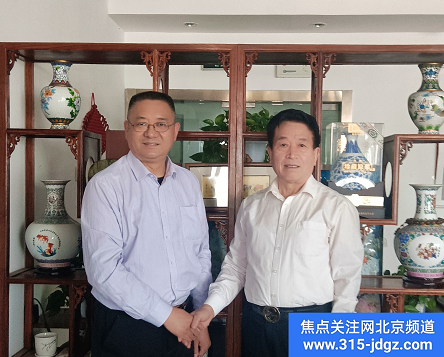 坚持防控与发展“两手抓、两手硬”!