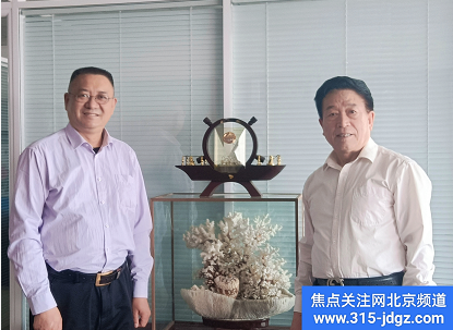 坚持防控与发展“两手抓、两手硬”!