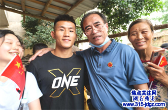 载誉回乡!中国MMA世界冠军唐凯回到家乡邵阳县受到热烈欢迎