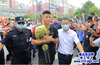 载誉回乡!中国MMA世界冠军唐凯回到家乡邵阳县受到热烈欢迎
