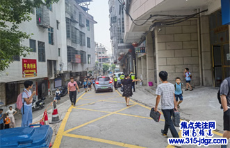 邵阳县交警大队对大岭学校的消防通道进行专项整治行动