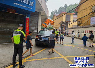 邵阳县交警大队对大岭学校的消防通道进行专项整治行动