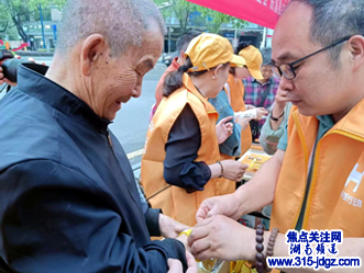湖南怀化：“用心点亮爱 温暖回家路”